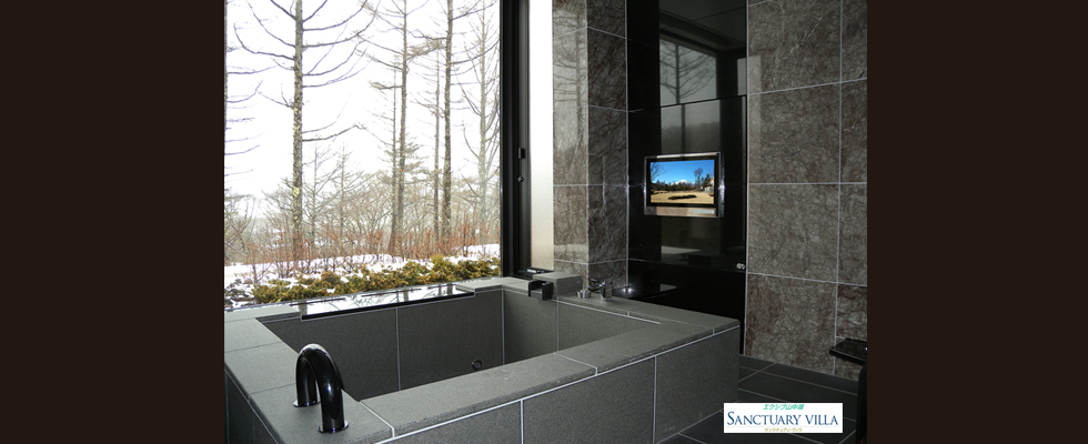 エクシブ山中湖サンクチャリヴィラに設置された浴室テレビの空間写真